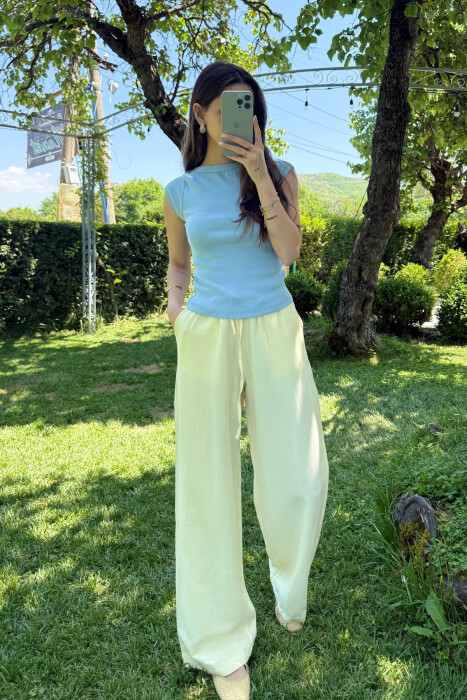 T-SHIRT NJË NGJYRËSH I THJESHTË PËR FEMRA NË NGJYRËN BABY BLUE 