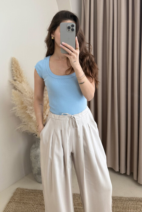 T-SHIRT NJË NGJYRËSH I THJESHTË PËR FEMRA NË NGJYRËN BABY BLUE 