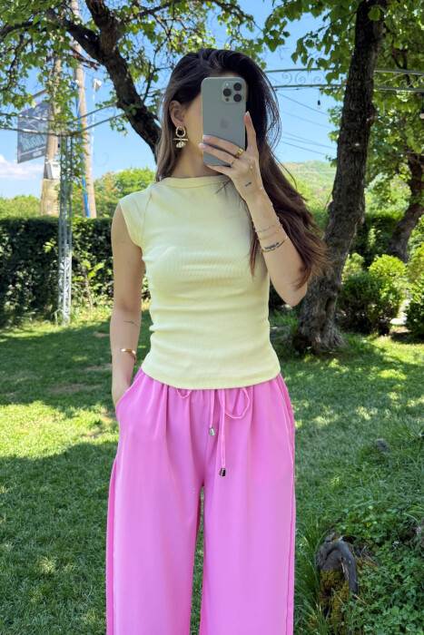 T-SHIRT NJË NGJYRËSH I THJESHTË PËR FEMRA NË NGJYRËN E VERDHË 