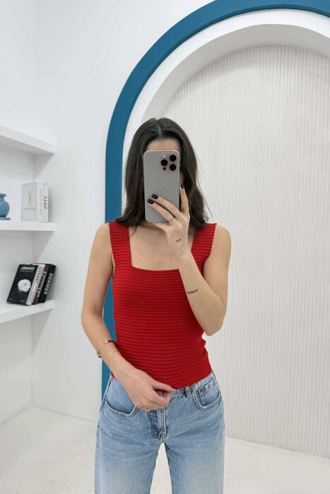 KANATJERE E THJESHTË PËR FEMRA NË NGJYRËN E KUQE 