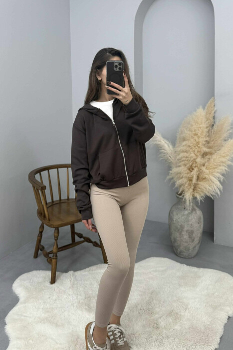 XHAKETE E THJESHTE NJE NGJYRESHE ME KAPUÇ DHE ZINXHIR PER FEMRA NE NGJYRE KAFE - KLAUDIO FASHION