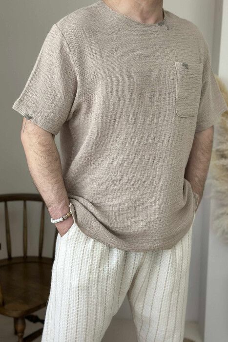 T-SHIRT I THJESHTË ME DETAJIN E XHEPIT PËR MESHKUJ NË NGJYRËN BEZHË 