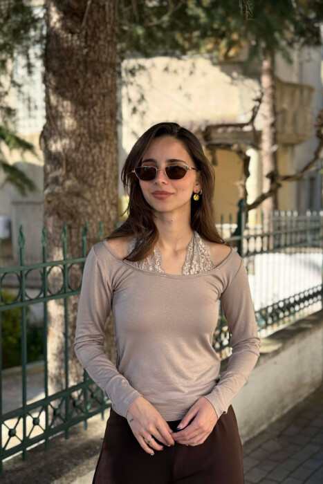 BLUZE NJE NGJYRESHE ME DETAJ DANTELLE PER FEMRA NE NGJYRE BEZHE - 