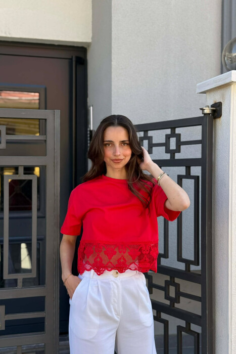 T-SHIRT ME DETAJ DANTELLE PER FEMRA NE NGJYRE TE KUQE - KLAUDIO FASHION