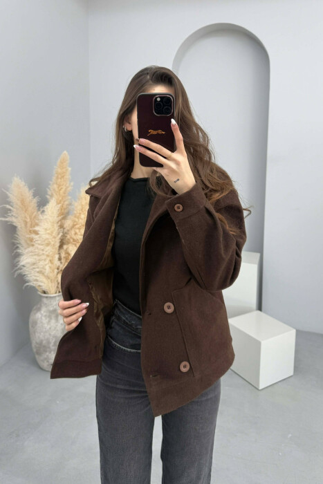 PALLTO NJE NGJYRESHE ME JAKE V DHE BUTONA PER FEMRA NE NGJYRE KAFE - KLAUDIO FASHION