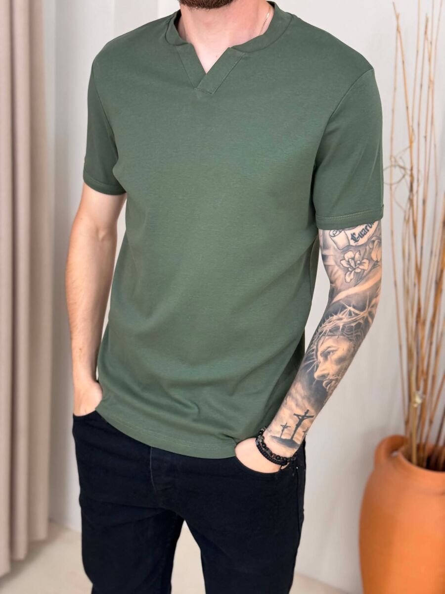 ONE COLOR V NECK MEN T-SHIRT OLIVE/ULLI - 4