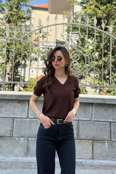 T-SHIRT NJE NGJYRESH ME JAKE V PER FEMRA NE NGJYRE KAFE - KLAUDIO FASHION