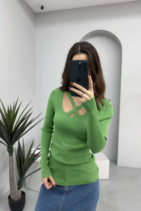 TRIKO NJËNGJYRËSHE ME JAKË V PËR FEMRA NË NGJYRËN JESHILE TË ZBARDHUR 