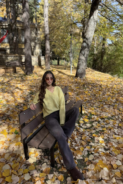 TRIKO NJË NGJYRËSHE ME JAKË V PËR FEMRA NË NGJYRË TË VERDHË - KLAUDIO FASHION