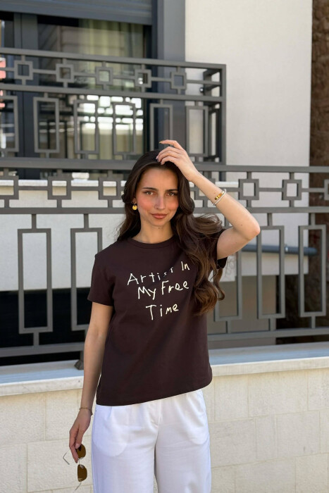 T-SHIRT ME SHKRIM PER FEMRA NE NGJYRE KAFE - KLAUDIO FASHION