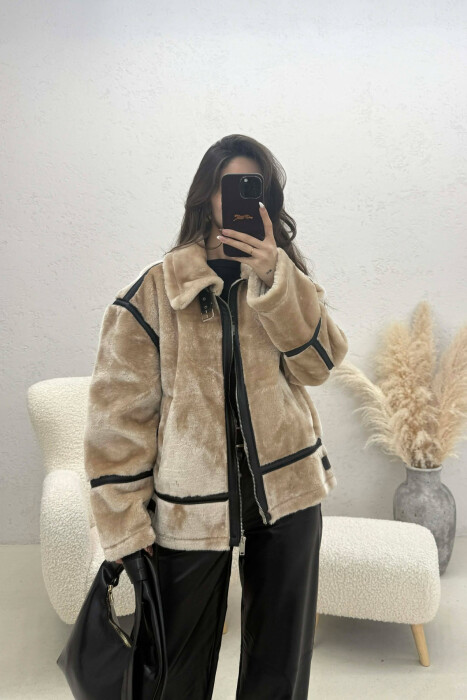 PALLTO PELLUSHI NJE NGJYRESHE ME ZINXHIR PER FEMRA NE NGJYRE BEZHE - KLAUDIO FASHION