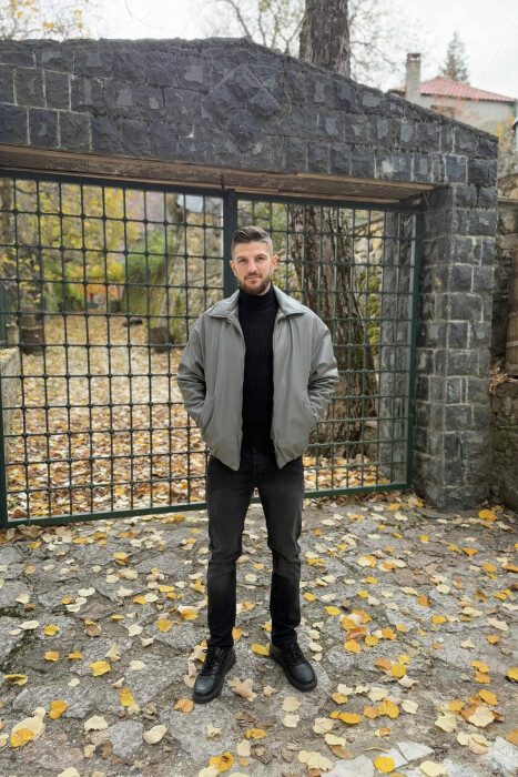 XHAKETË LËKURE NJË NGJYRËSHE ME ZINXHIR PËR MESHKUJ NË NGJYRË GRI - KLAUDIO FASHION