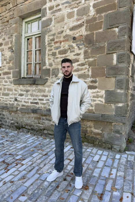 XHAKETË LËKURE NJË NGJYRËSHE ME ZINXHIR PËR MESHKUJ NË NGJYRË GRI TË ZBARDHUR - KLAUDIO FASHION