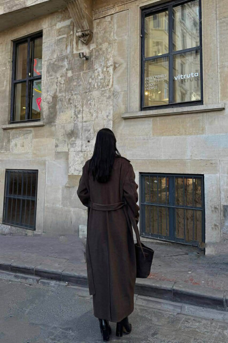 PALLTO E GJATË NJË NGJYRËSHE ME LIDHËSE PËR FEMRA NË NGJYRË KAFE TË ERRËT - 4