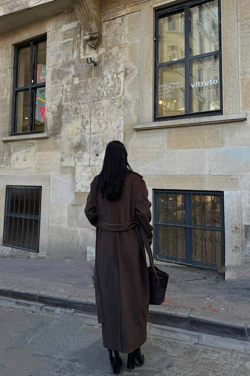 PALLTO E GJATË NJË NGJYRËSHE ME LIDHËSE PËR FEMRA NË NGJYRË KAFE TË ERRËT - 4