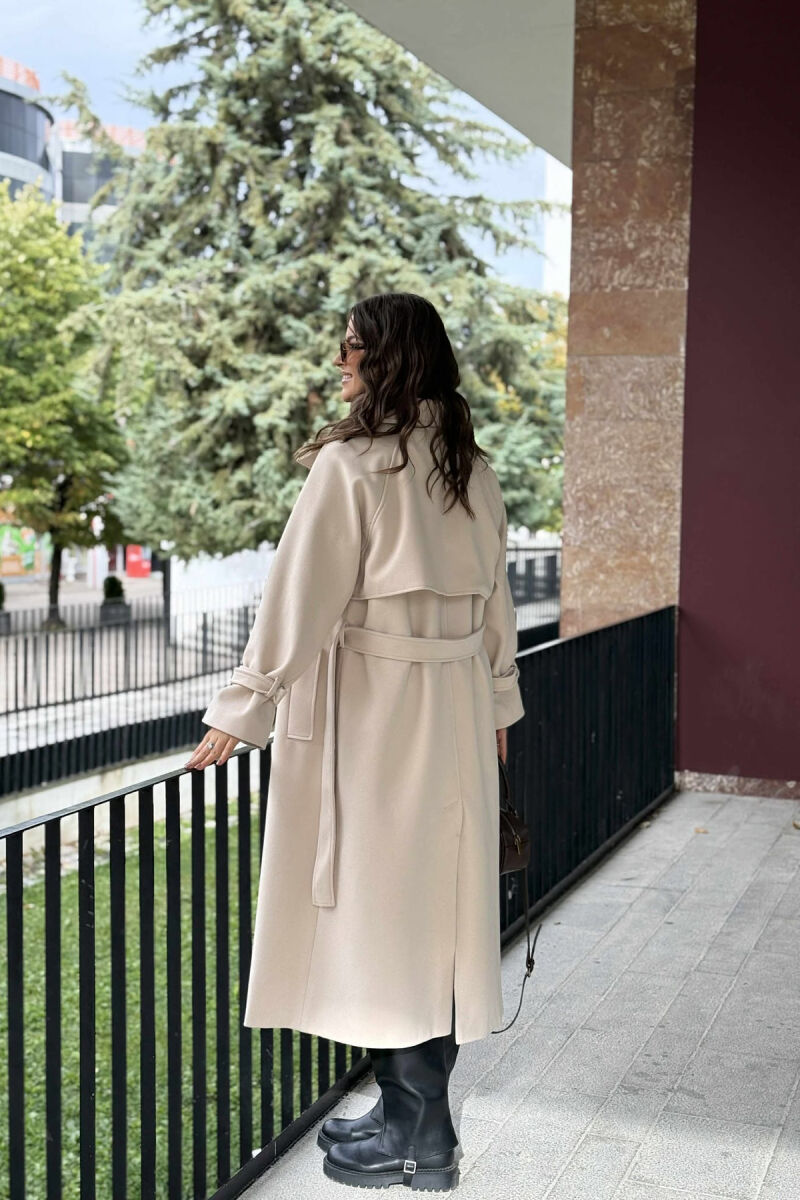 PALLTO E GJATË NJË NGJYRËSHE ME LIDHËSE PËR FEMRA NË NGJYRËN KREM - 2