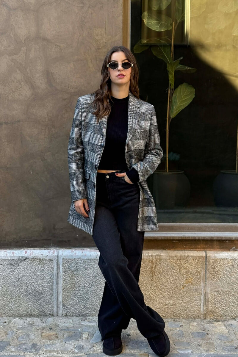 PALLTO E THJESHTË ME KUADRATE PËR FEMRA NË NGJYRË TË ZEZË ME TË BARDHË - 1