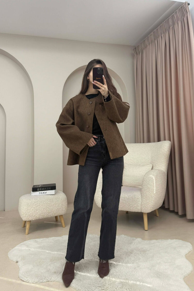 PALLTO E THJESHTE NJE NGJYRESHE ME BUTONA DHE ME DETAJIN E SHALLIT PER FEMRA NE NGJYRE KAFE - 2