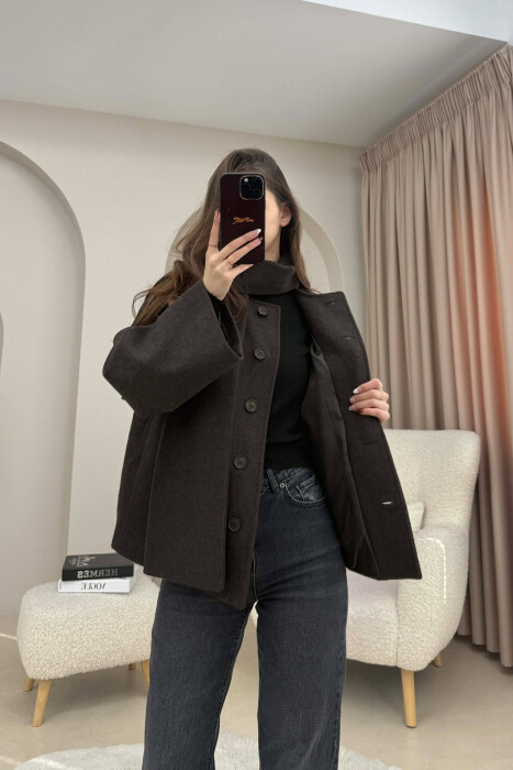 PALLTO E THJESHTE NJE NGJYRESHE ME BUTONA DHE ME DETAJIN E SHALLIT PER FEMRA NE NGJYRE KAFE TE ERRET - 3