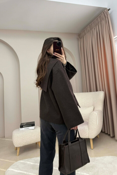 PALLTO E THJESHTE NJE NGJYRESHE ME BUTONA DHE ME DETAJIN E SHALLIT PER FEMRA NE NGJYRE KAFE TE ERRET - 5