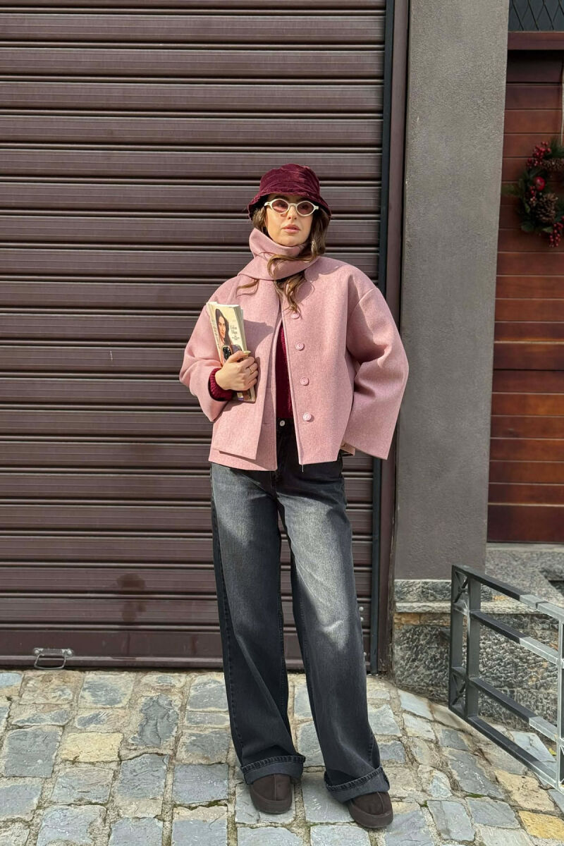 PALLTO E THJESHTE NJE NGJYRESHE ME BUTONA DHE ME DETAJIN E SHALLIT PER FEMRA NE NGJYRE PUDER - 1