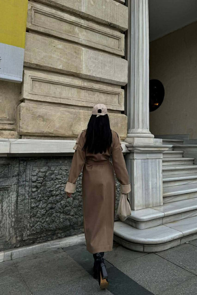 PALLTO E GJATE NJE NGJYRESHE ME DETAJIN E RRIPIT PER FEMRA NE NGJYRE BEZHE - 4