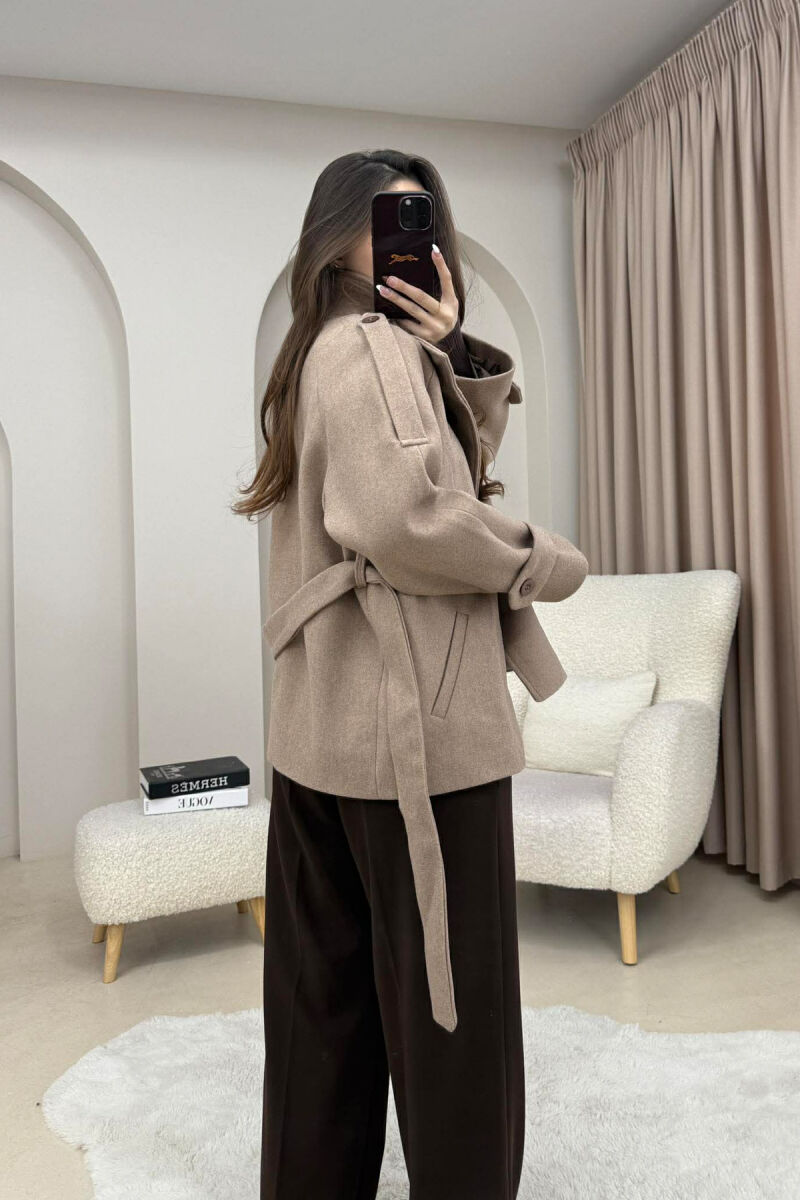 PALLTO NJE NGJYRESHE ME BUTONA DHE ME DETAJIN E RRIPIT PER FEMRA NE NGJYRE JESHILE TE ERRET - 3