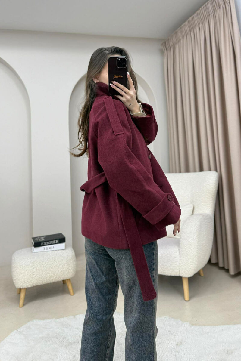 PALLTO NJE NGJYRESHE ME BUTONA DHE ME DETAJIN E RRIPIT PER FEMRA NE NGJYRE VISHNJE - 4