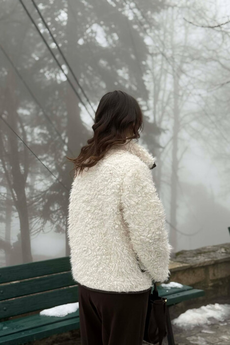 PALLTO NJE NGJYRESHE ME GEZOF DHE XHEPA NE PJESEN PARA PER FEMRA NE NGJYRE TE BARDHE - 5