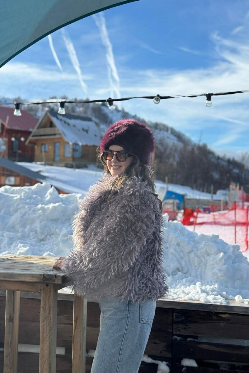 PALLTO NJE NGJYRSHE PELLUSHI PER FEMRA NE NGJYRE KAFE TE ZBARDHUR - 3