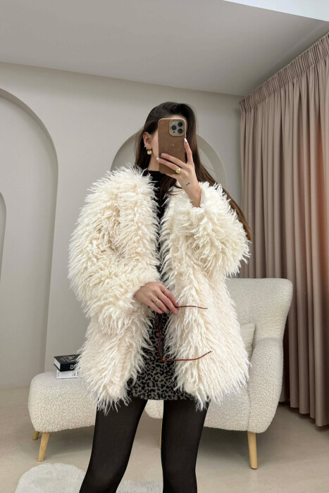 PALLTO PELLUSHI ME DETAJINE BUTONAVE PER FEMRA NE NGJYRE TE BARDHE - KLAUDIO FASHION