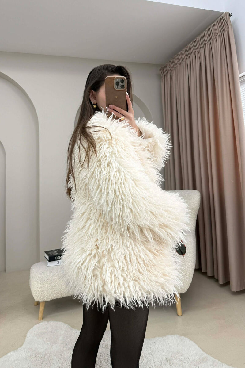 PALLTO PELLUSHI ME DETAJINE BUTONAVE PER FEMRA NE NGJYRE TE BARDHE - 3