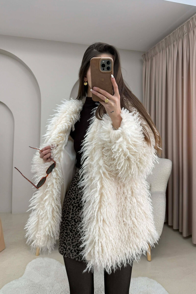 PALLTO PELLUSHI ME DETAJINE BUTONAVE PER FEMRA NE NGJYRE TE BARDHE - 5