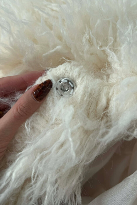 PALLTO PELLUSHI ME DETAJINE BUTONAVE PER FEMRA NE NGJYRE TE BARDHE - 6