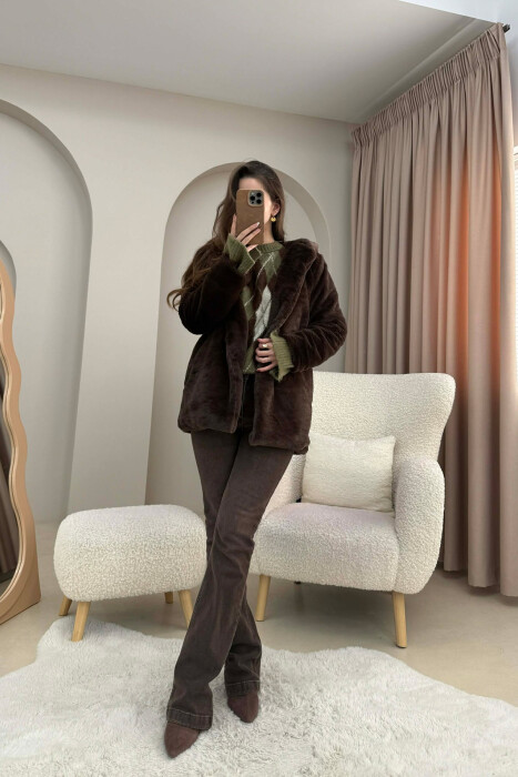 PALLTO PELLUSHI ME KAPUÇ DHE BUTONA PER FEMRA NE NGJYRE KAFE - 2