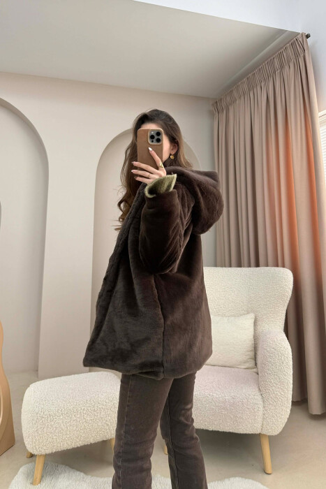 PALLTO PELLUSHI ME KAPUÇ DHE BUTONA PER FEMRA NE NGJYRE KAFE - 3