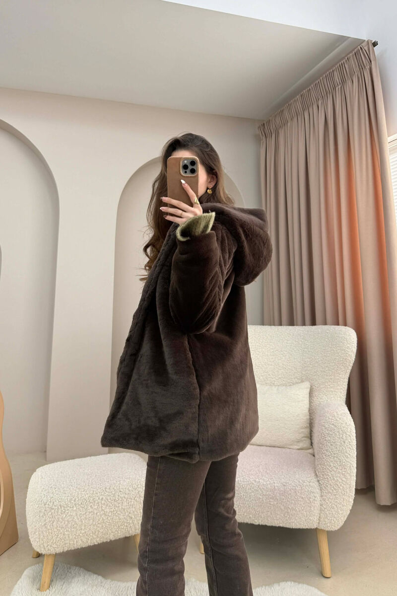 PALLTO PELLUSHI ME KAPUÇ DHE BUTONA PER FEMRA NE NGJYRE KAFE - 3