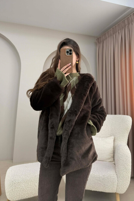 PALLTO PELLUSHI ME KAPUÇ DHE BUTONA PER FEMRA NE NGJYRE KAFE - 4