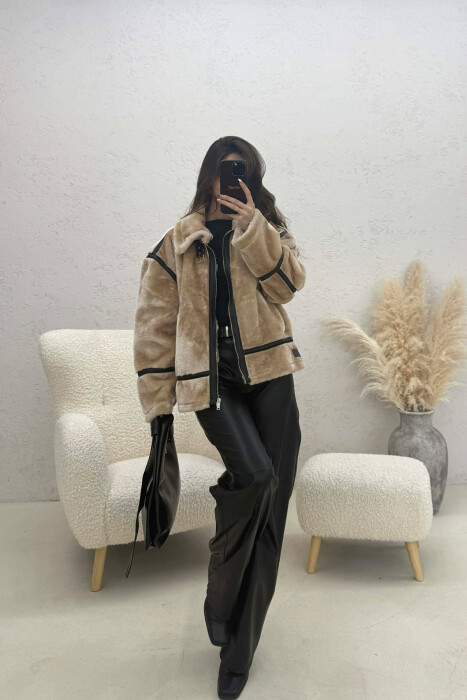 PALLTO PELLUSHI NJE NGJYRESHE ME ZINXHIR PER FEMRA NE NGJYRE BEZHE - 3