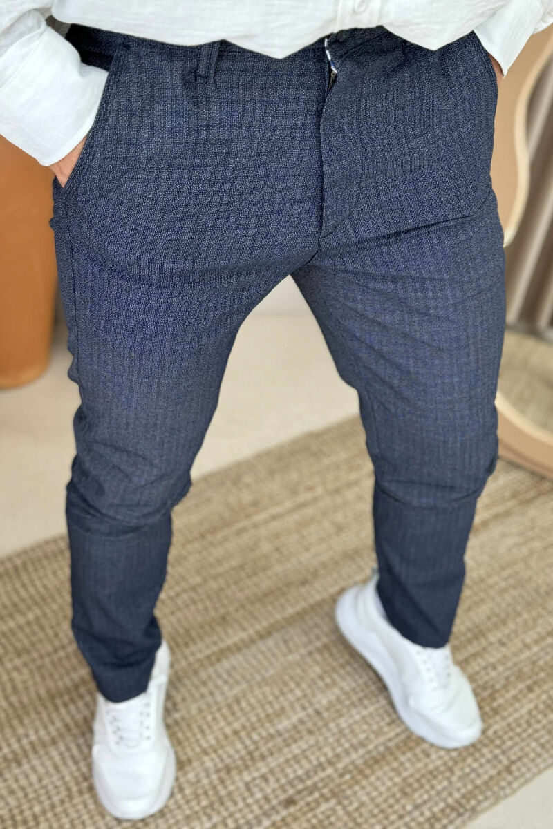 PANTALLONA KLASIKE ME KUADRATA PËR MESHKUJ NË NGJYRËN BLU E ZBARDHUR - 4