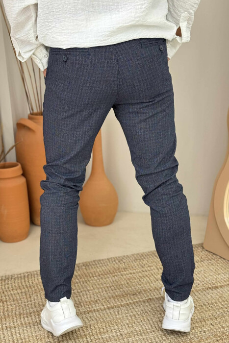 PANTALLONA KLASIKE ME KUADRATA PËR MESHKUJ NË NGJYRËN BLU E ZBARDHUR - 5