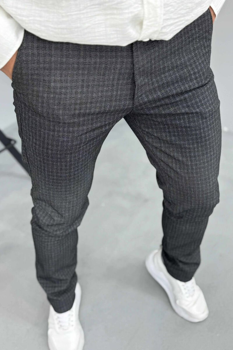 PANTALLONA KLASIKE ME KUADRATA PËR MESHKUJ NË NGJYRËN GRI E ERRËT - 5