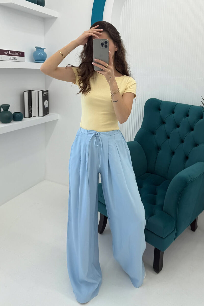 PANTALLONA ME DETAJIN E LIDHSES ME BEL GJYSMË ELASTIK PËR FEMRA NË NGJYRËN BABY BLUE - 1