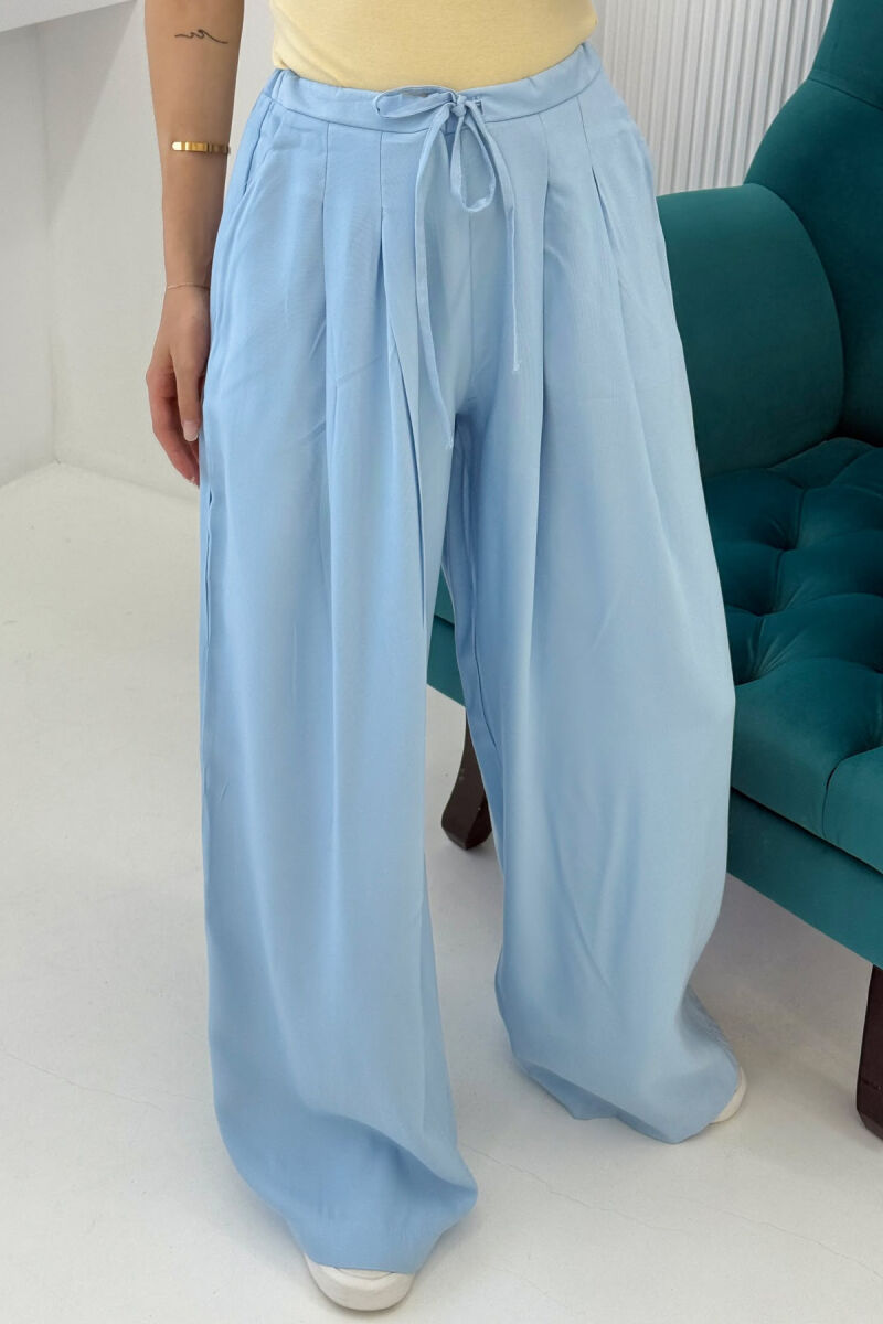 PANTALLONA ME DETAJIN E LIDHSES ME BEL GJYSMË ELASTIK PËR FEMRA NË NGJYRËN BABY BLUE - 2