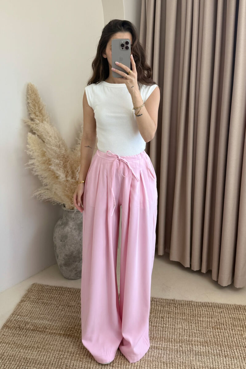 PANTALLONA ME DETAJIN E LIDHSES ME BEL GJYSMË ELASTIK PËR FEMRA NË NGJYRËN BABY PINK - 2