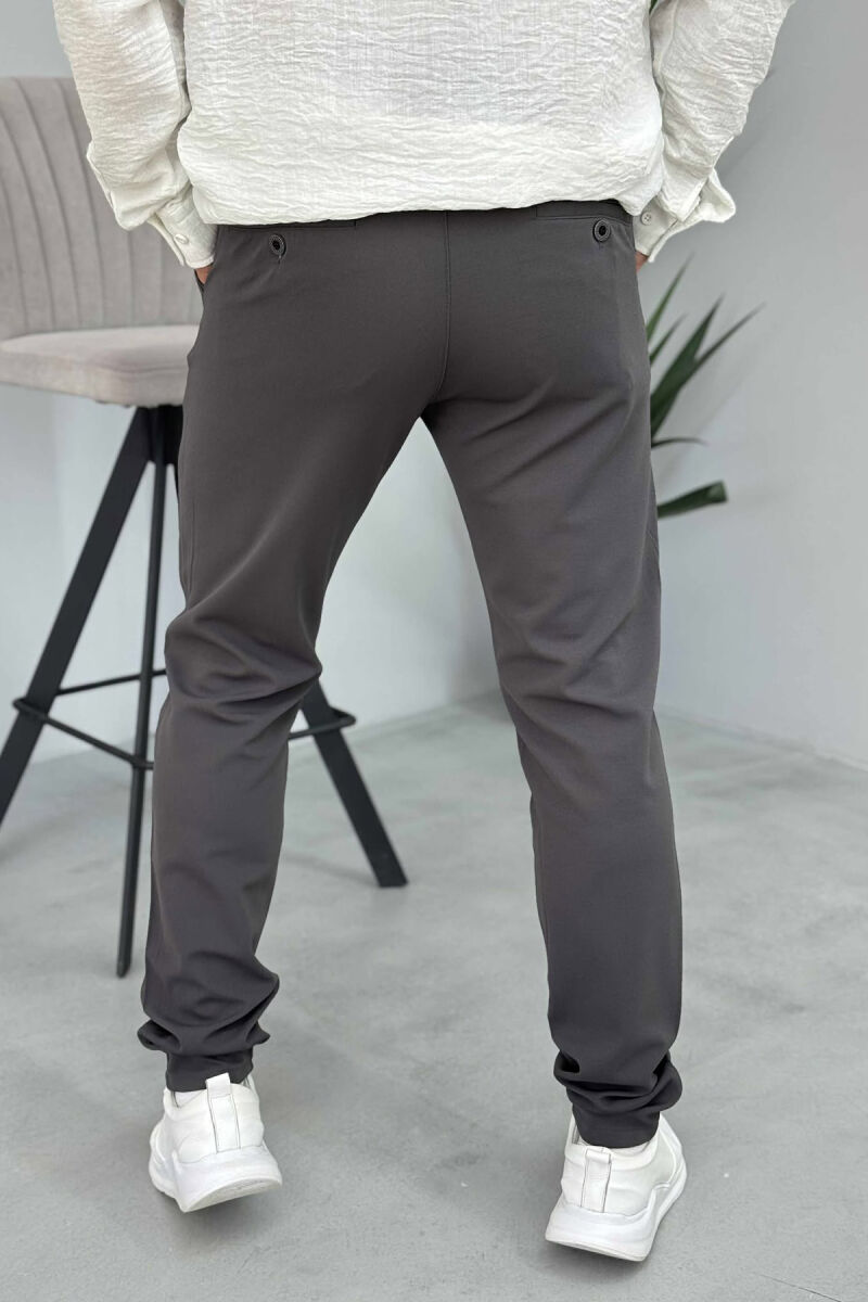 PANTALLONA NJË NGJYRËSHE ME DETAJIN E LIDHSES PËR MESHKUJ NË NGJYRËN GRI E ERRËT - 2