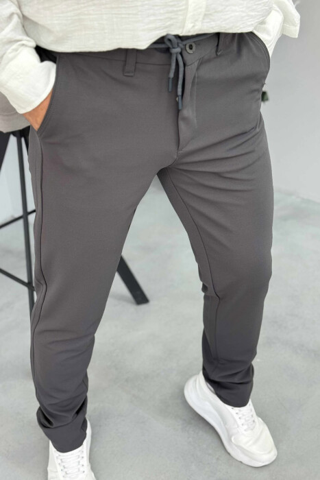 PANTALLONA NJË NGJYRËSHE ME DETAJIN E LIDHSES PËR MESHKUJ NË NGJYRËN GRI E ERRËT - 3