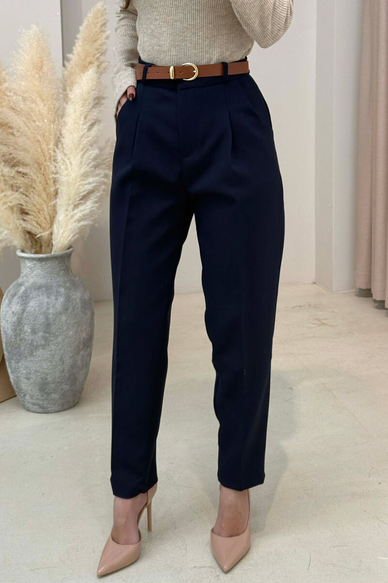 PANTALLONA NJE NGJYRESHE ME DETAJIN E RRIPIT PER FEMRA NE NGJYRE BLU - 2