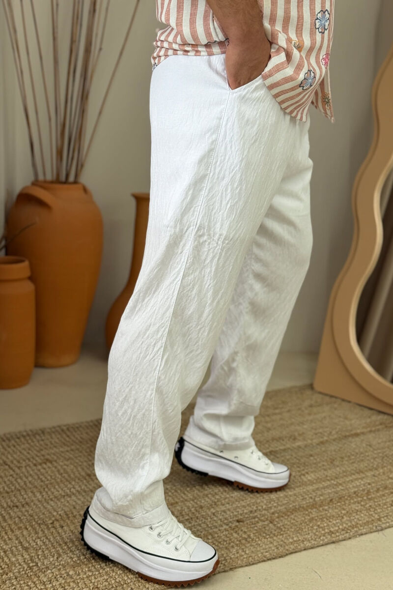 PANTALLONA NJË NGJYRËSHE ME DETAJIN E RRIPIT PËR MESHKUJ NË NGJYRËN E BARDHË - 3