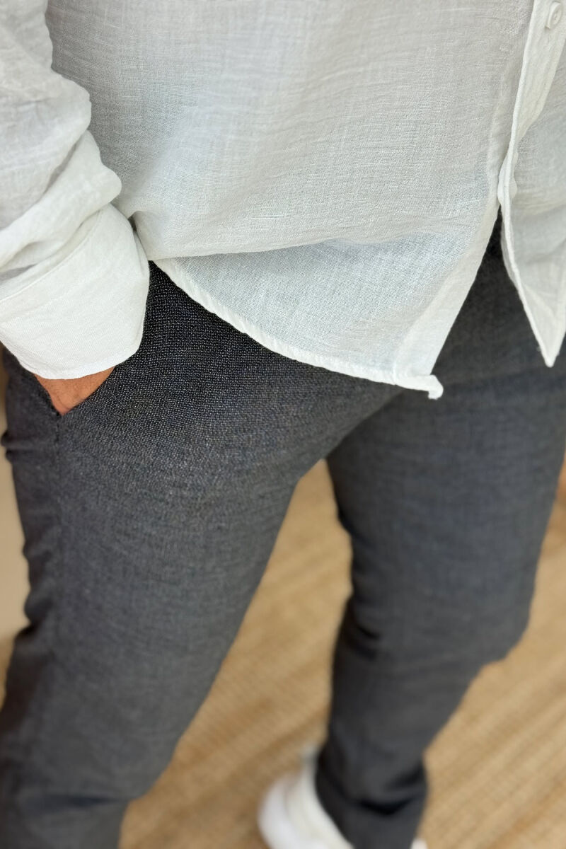 PANTALLONA NJË NGJYRËSHE ME DIZAJN TË THJESHTË PËR MESHKUJ NË NGJYRËN GRI - 2